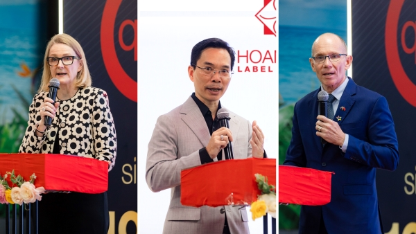 Từ trái sang phải, bà Sarah Hooper – Tổng Lãnh Sự Quán Úc tại Việt Nam và Ban lãnh đạo Tập đoàn QLM Label Makers phát biểu tại sự kiện